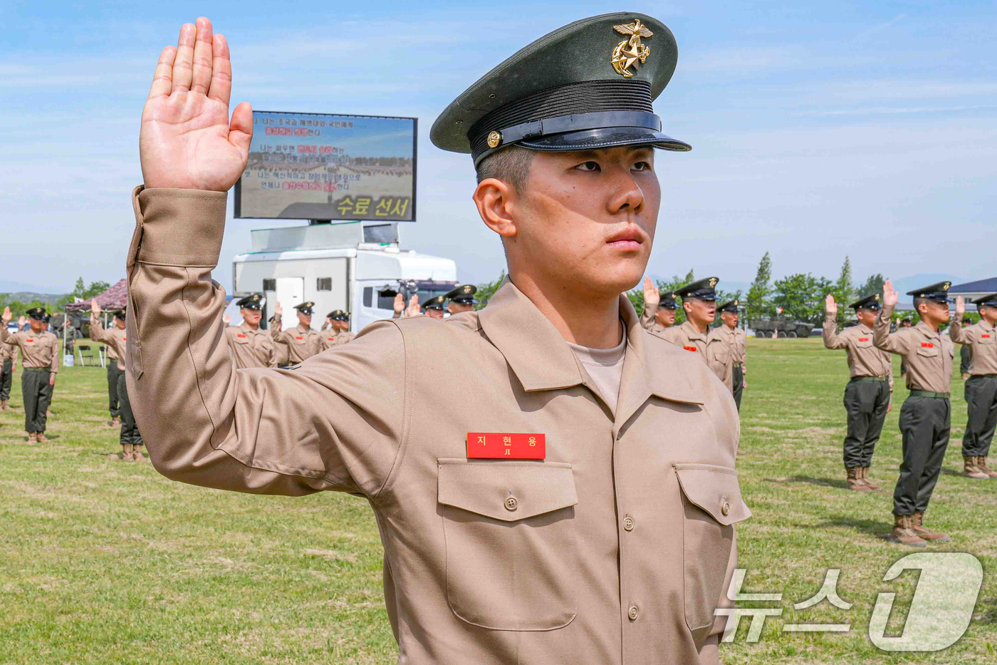 (포항=뉴스1) 최창호 기자 = 7일 경북 포항시에 있는 해병대교육훈련단에서 열린 신병 1328기 수료식에서 신병들이  수료 선서를 하고 있다.김수용 교육훈련단장은 “신병들은 해병 …