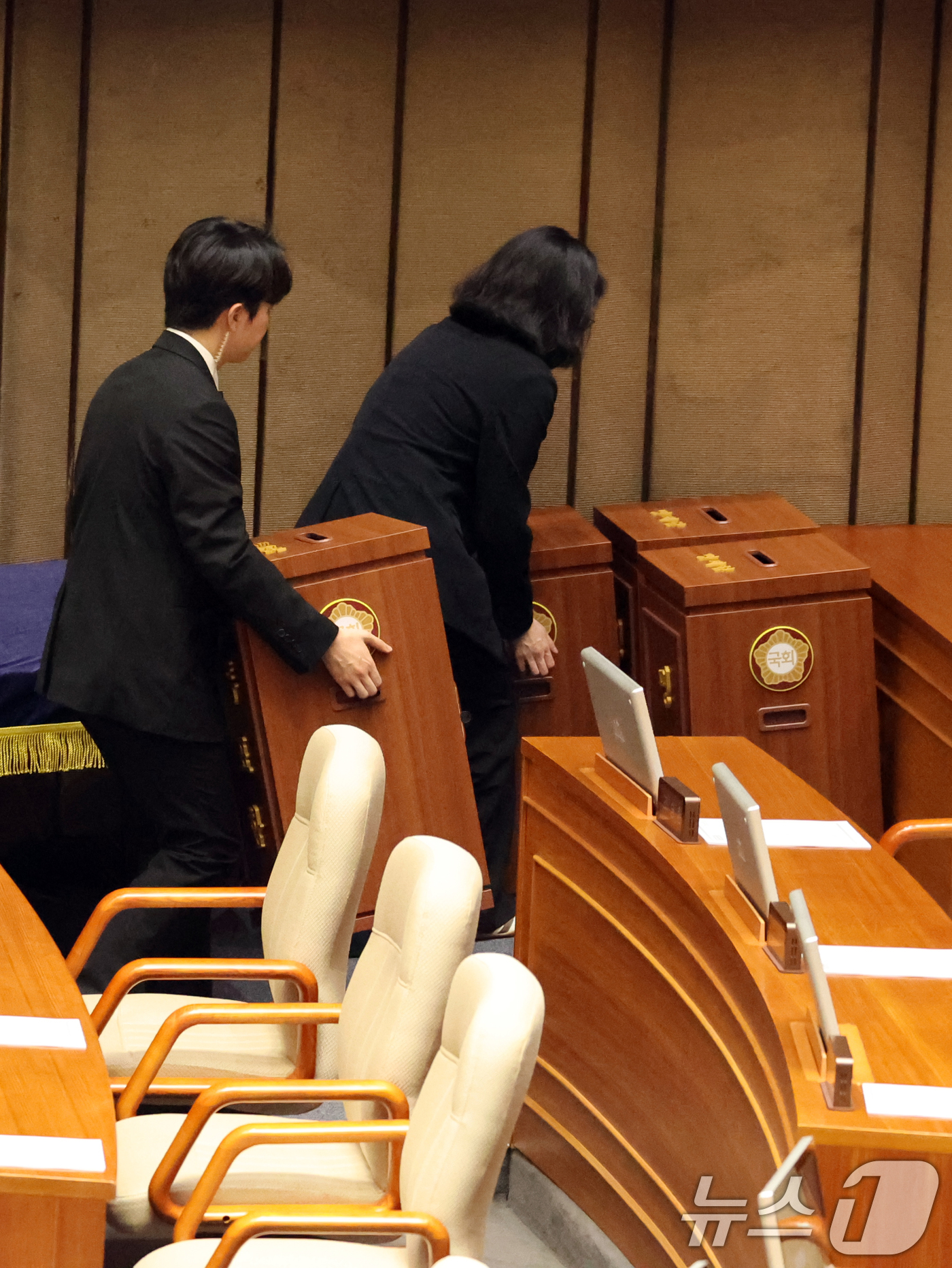 (서울=뉴스1) 황기선 기자 = 7일 오후 서울 여의도 국회에서 열린 제435회 국회(임시회) 제1차 본회의에서 대한민국헌법 개정안이 국민의힘 의원 불참으로 투표가 불성립, 관계자 …