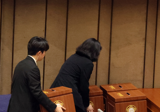 열어보지 못한 헌법 개정안 투표함