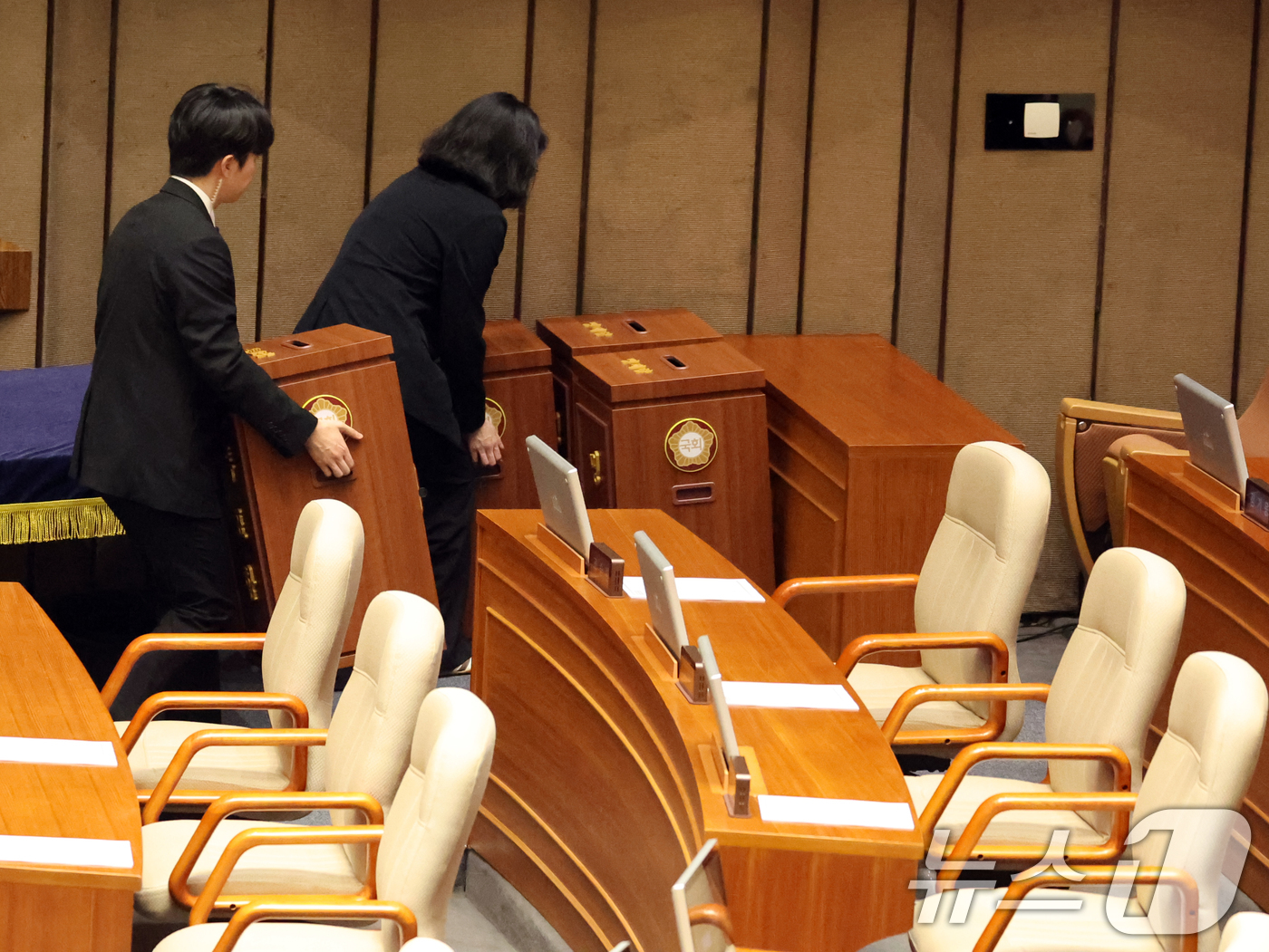 (서울=뉴스1) 황기선 기자 = 7일 오후 서울 여의도 국회에서 열린 제435회 국회(임시회) 제1차 본회의에서 대한민국헌법 개정안이 국민의힘 의원 불참으로 투표가 불성립, 관계자 …