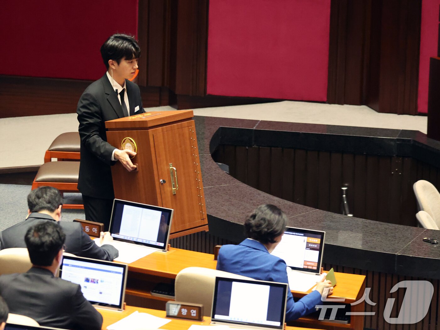 본문 이미지 - 7일 오후 서울 여의도 국회에서 열린 제435회 국회(임시회) 제1차 본회의에서 대한민국헌법 개정안이 국민의힘 의원 불참으로 투표가 불성립, 관계자가 투표함을 옮기고 있다. 2026.5.7 ⓒ 뉴스1 황기선 기자