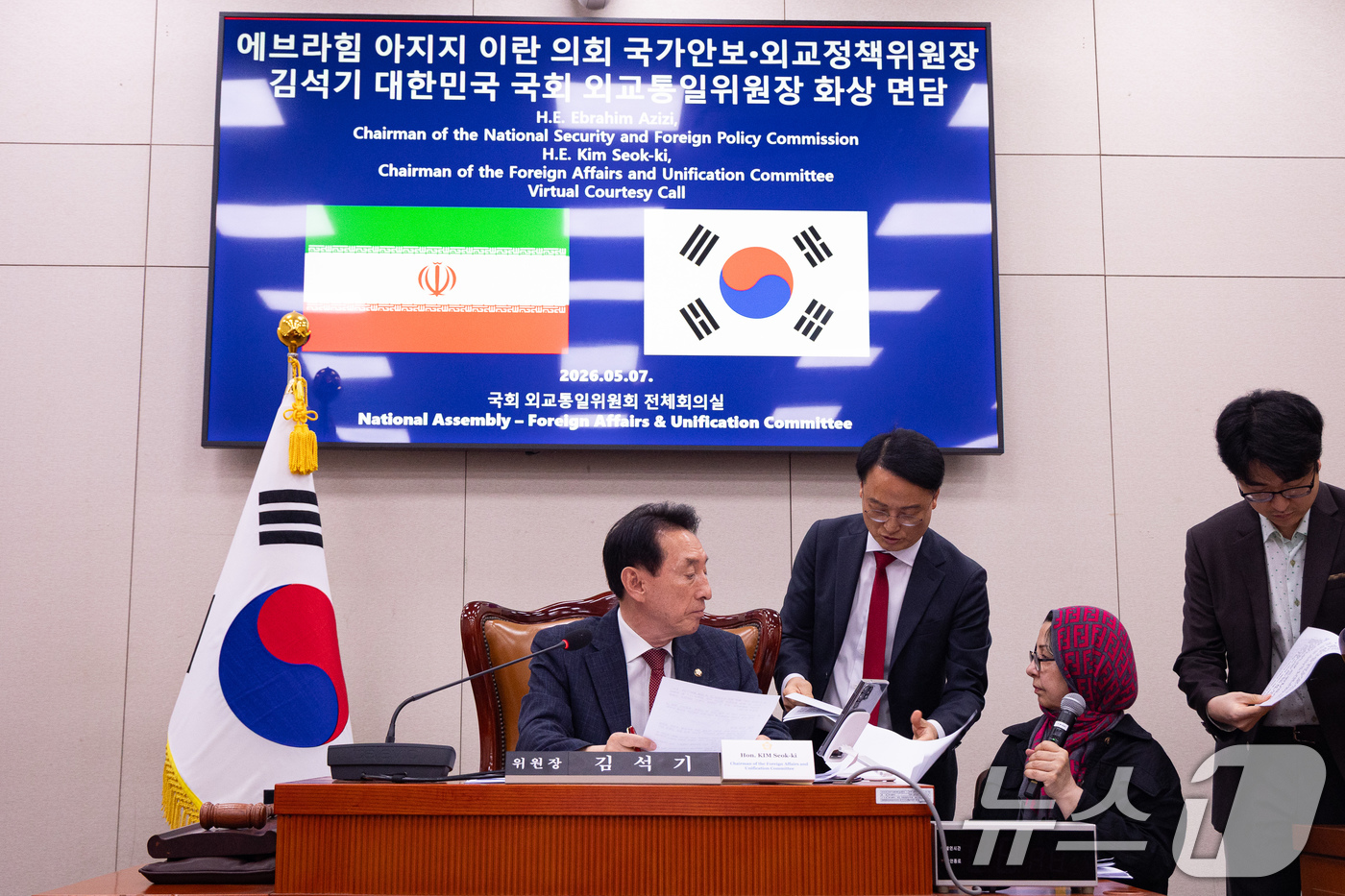 (서울=뉴스1) 유승관 기자 = 김석기 국회 외교통일위원장이 7일 서울 여의도 국회에서 에브라힘 아지지 이란 의회 국가안보·외교정책위원장과 통화하고 있다.이번 통화는 중동 상황 관 …