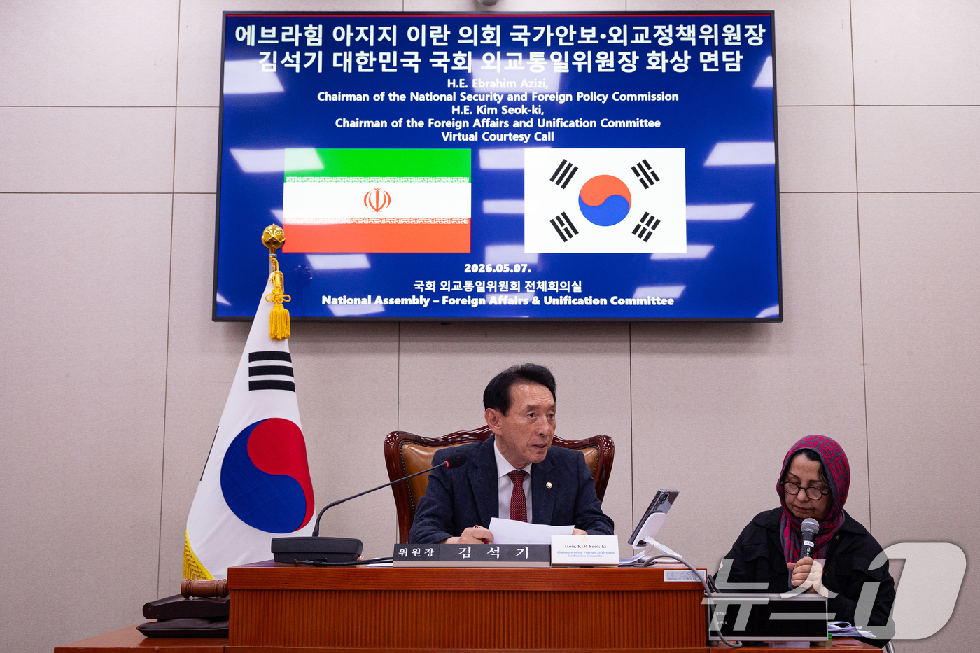 (서울=뉴스1) 유승관 기자 = 김석기 국회 외교통일위원장이 7일 서울 여의도 국회에서 에브라힘 아지지 이란 의회 국가안보·외교정책위원장과 통화하고 있다.이번 통화는 중동 상황 관 …