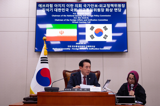 중동 상황 관련 이란 의회 국가안보·외교정책위원장과 통화하는 김석기 외통위원장