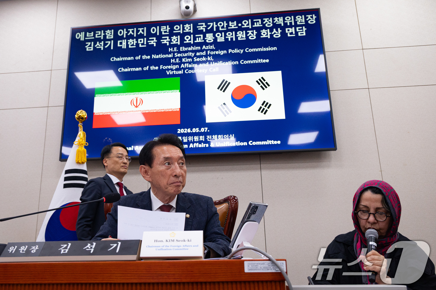 (서울=뉴스1) 유승관 기자 = 김석기 국회 외교통일위원장이 7일 서울 여의도 국회에서 에브라힘 아지지 이란 의회 국가안보·외교정책위원장과 통화하고 있다.이번 통화는 중동 상황 관 …