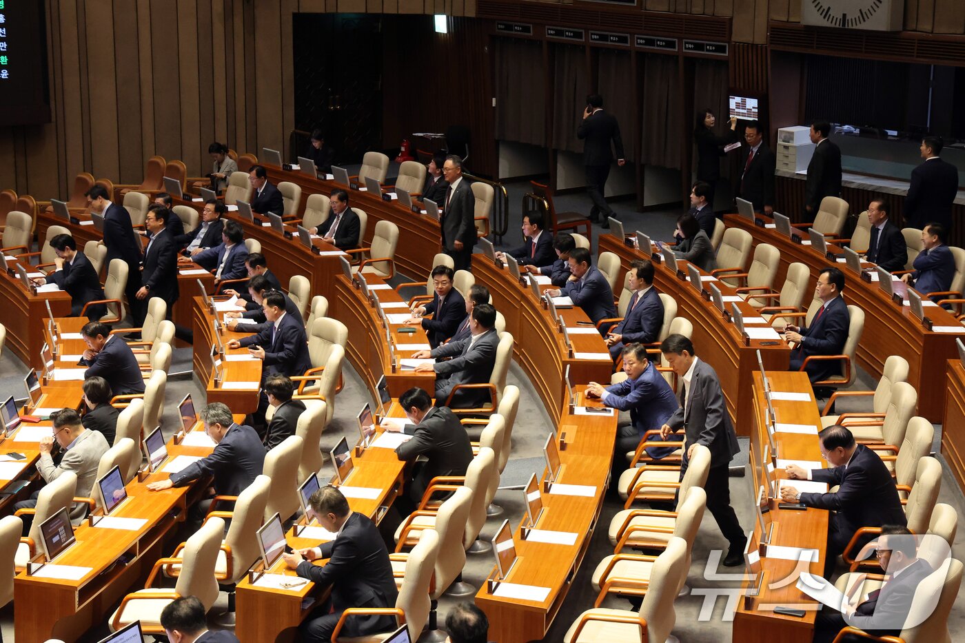 본문 이미지 - 7일 오후 서울 여의도 국회에서 열린 제435회 국회(임시회) 제1차 본회의에서 대한민국헌법 개정안 투표가 불성립된 후 국민의힘 의원들이 본회의장에 자리하고 있다. 2026.5.7 ⓒ 뉴스1 황기선 기자