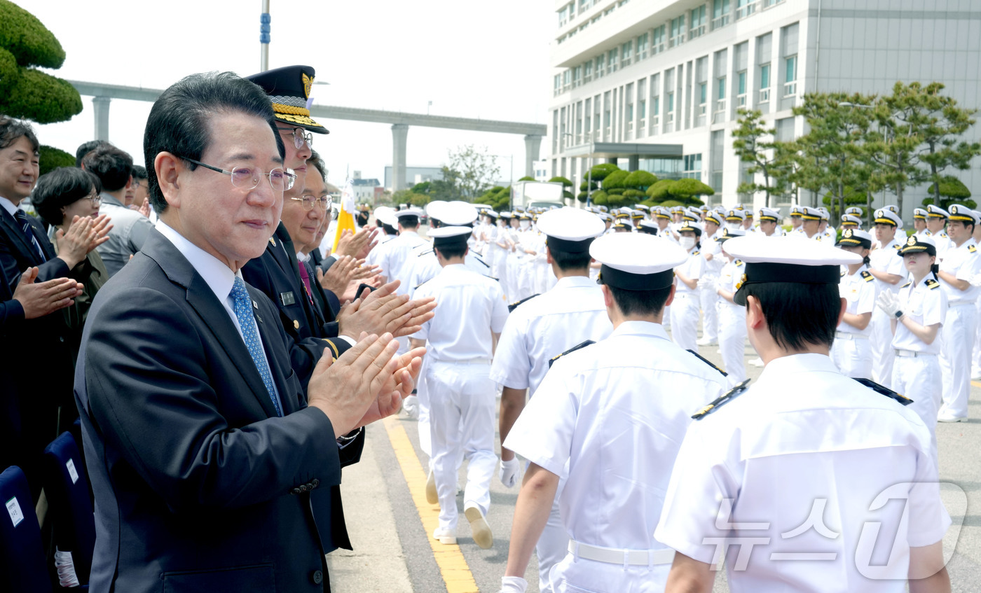 (무안=뉴스1) 전원 기자 = 김영록 전라남도지사가 7일 목포해양대 부두서 열린 ‘목포해양대 26학년도 1학기 국제항해 출항식’ 행사에서 실습생들을 환송하고 있다.(전남도 제공. …