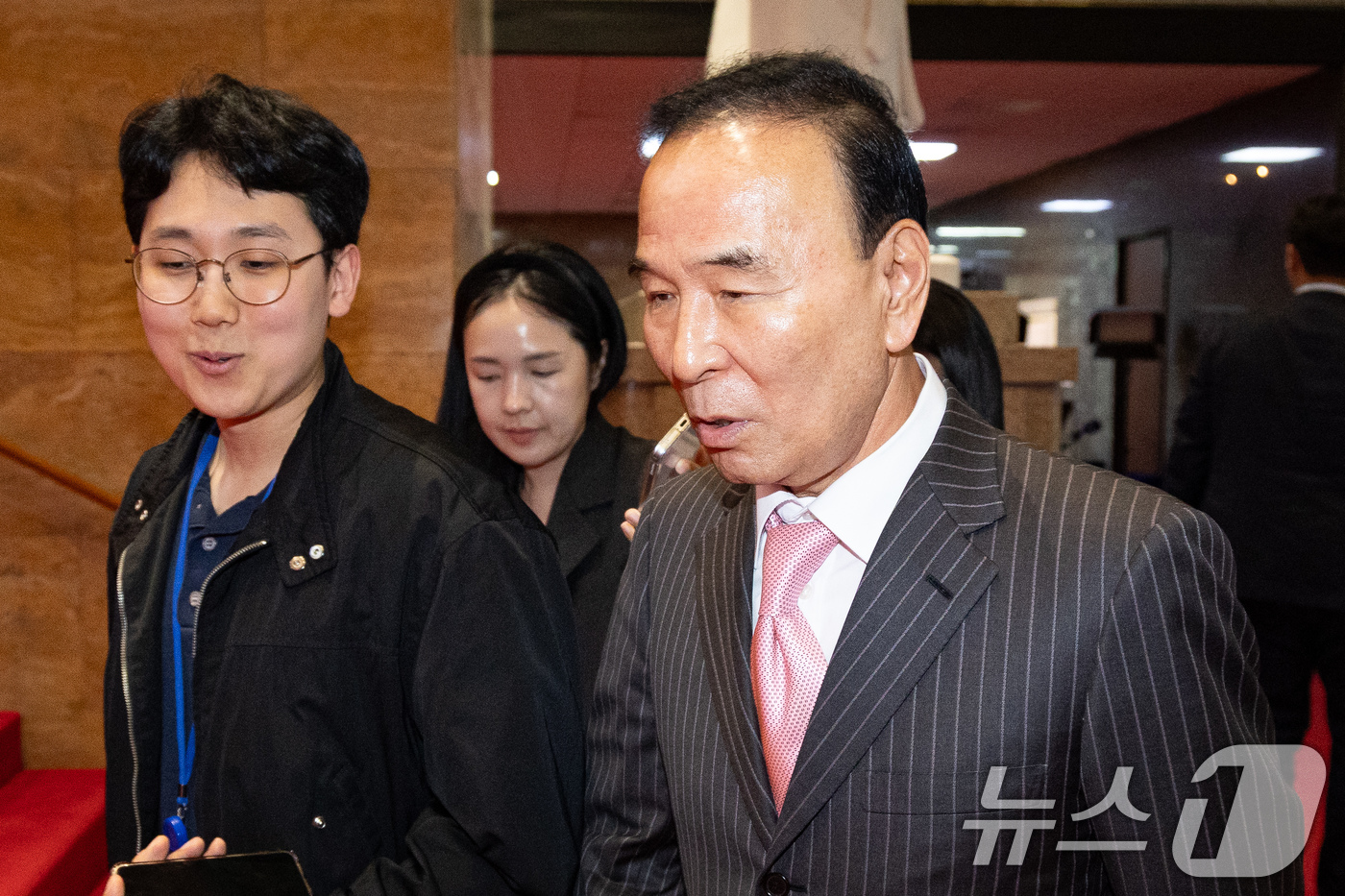 (서울=뉴스1) 유승관 기자 = 박덕흠 국민의힘 공천관리위원장이 7일 서울 여의도 국회에서 장동혁 대표와 면담을 마친 후 취재진 질문에 답하고 있다.국민의힘 충남 공주·부여·청양 …