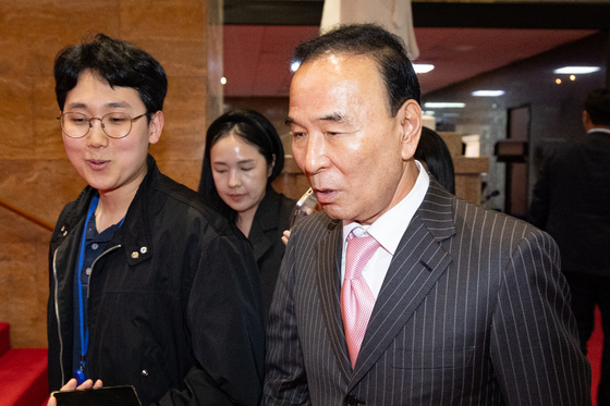 취재진 질문 듣는 박덕흠 국민의힘 공천관리위원장