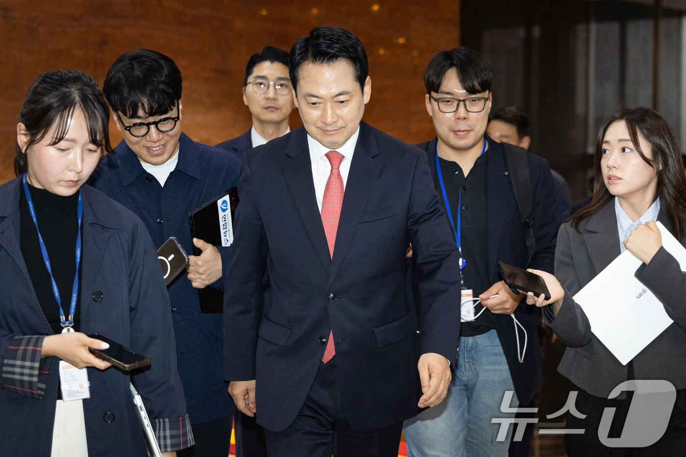 (서울=뉴스1) 유승관 기자 = 장동혁 국민의힘 대표가 7일 서울 여의도 국회에서 당대표실을 나와 본회의장으로 향하고 있다. 2026.5.7/뉴스1