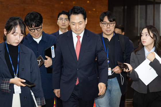 취재진 질문 속 본회의장 향하는 장동혁 대표