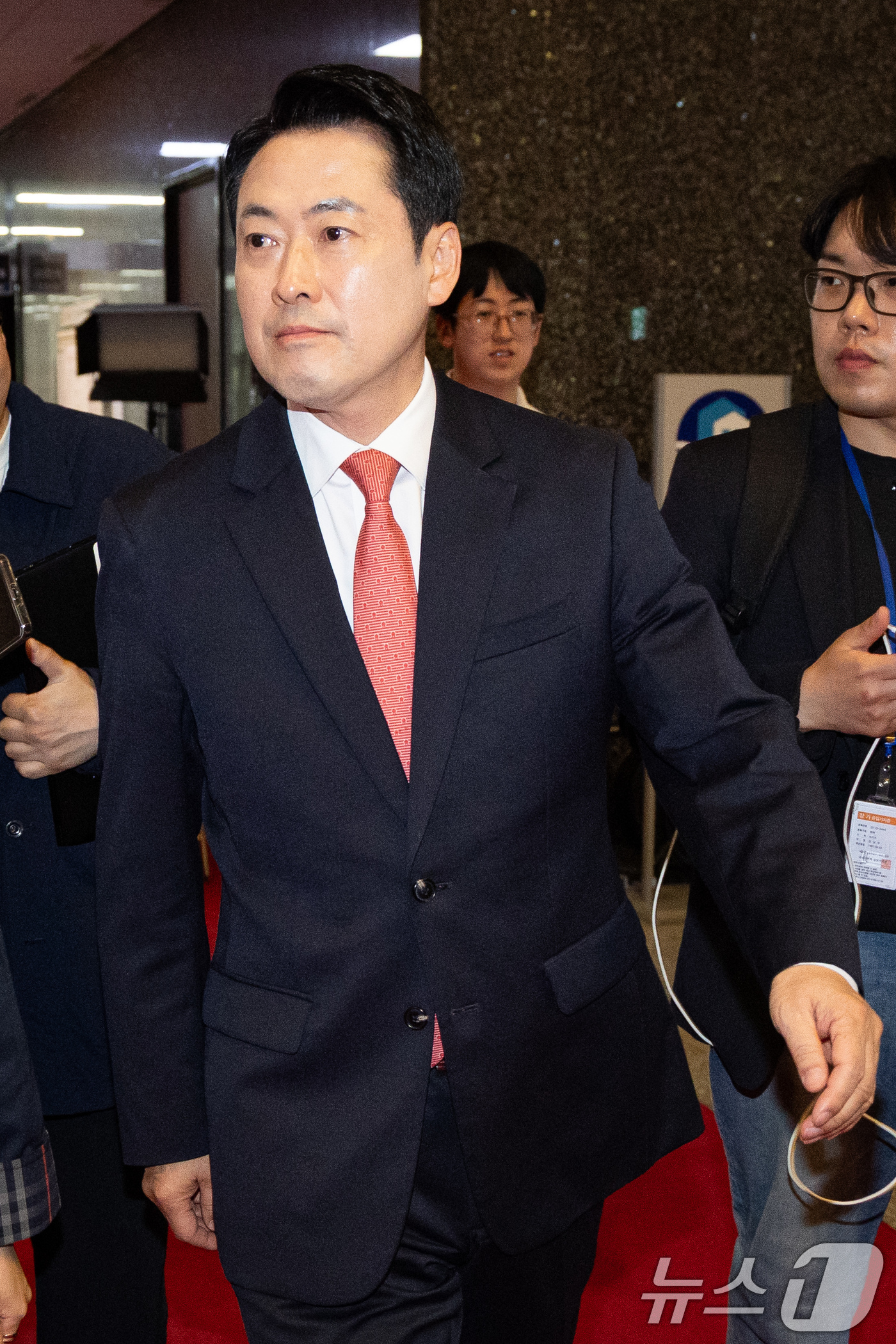 (서울=뉴스1) 유승관 기자 = 장동혁 국민의힘 대표가 7일 서울 여의도 국회에서 당대표실을 나와 본회의장으로 향하고 있다. 2026.5.7/뉴스1