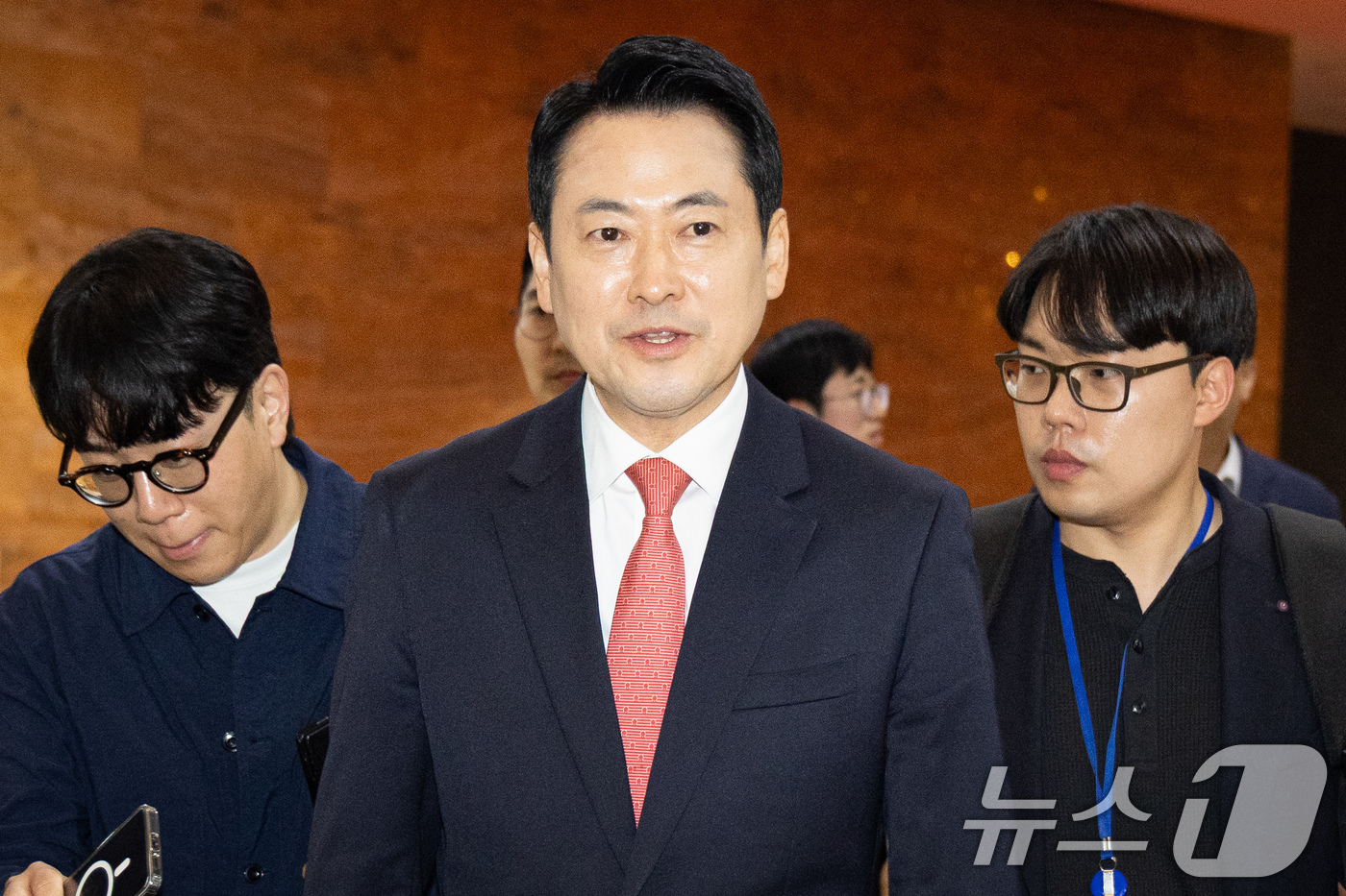(서울=뉴스1) 유승관 기자 = 장동혁 국민의힘 대표가 7일 서울 여의도 국회에서 당대표실을 나와 본회의장으로 향하고 있다. 2026.5.7/뉴스1