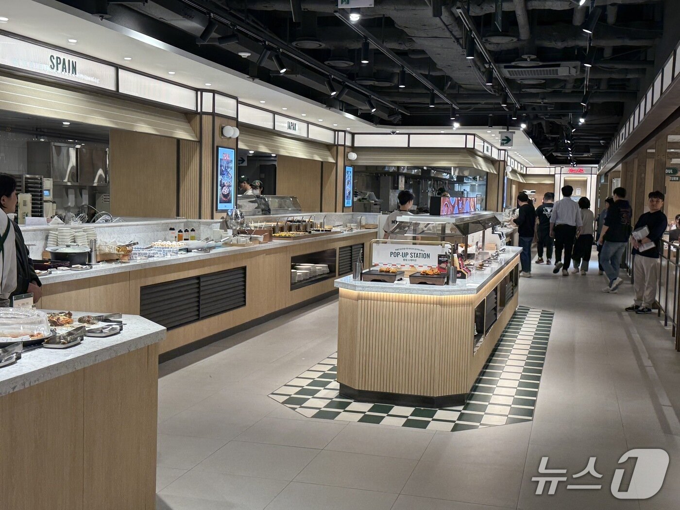 본문 이미지 - 테이크 매장 내 메뉴 바. 음식 유형별로 스페인·일본 등 구역이 나뉘어 있다. 2026.5.6  ⓒ 뉴스1 황두현 기자