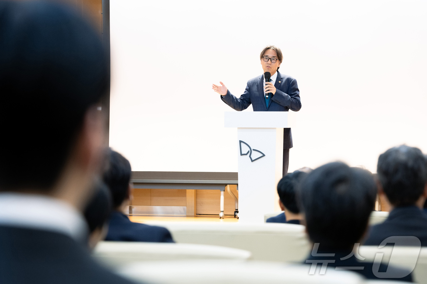 (서울=뉴스1) = 금한승 기후에너지환경부 1차관이 7일 경기도 이천시 SK하이닉스에서 열린 '양양 남대천 수생태계 연속성 회복을 위한 협약식'에서 인사말을 하고 있다. (기후에너 …