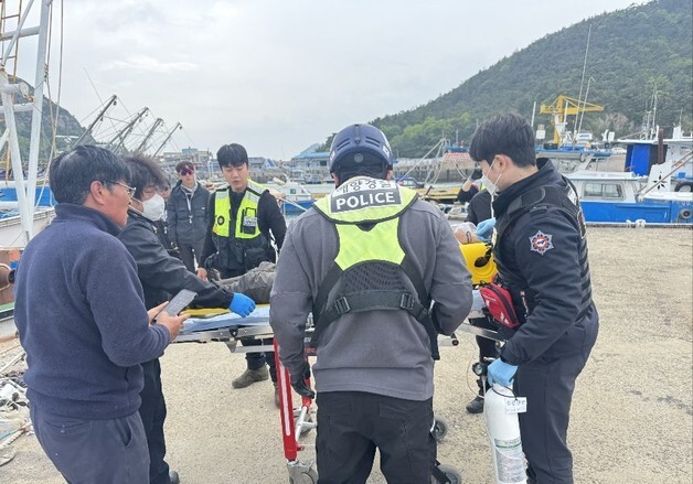 군산 섬에서 산책로 공사 중 암벽 부서져 작업자 추락