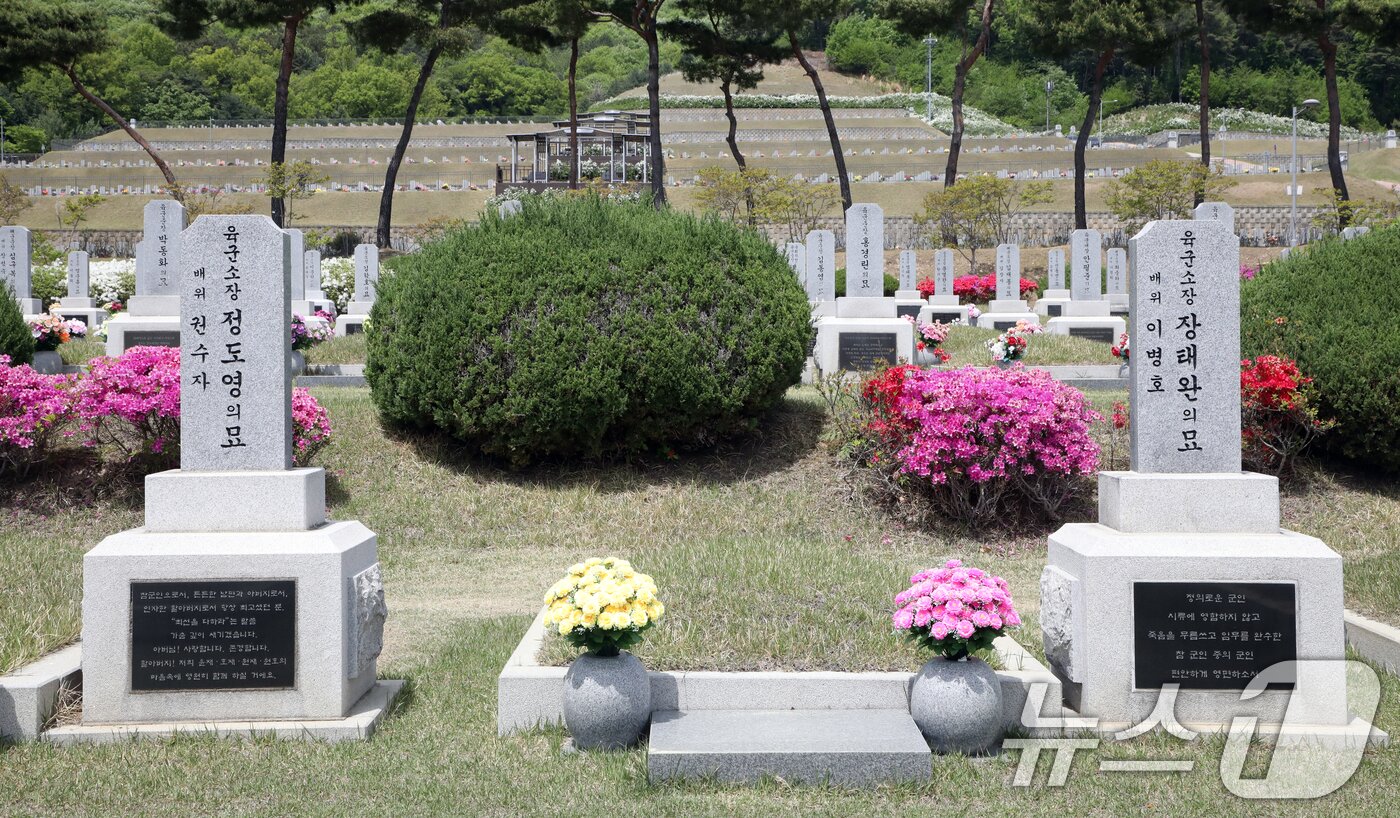 본문 이미지 - 제46주년 5·18민주화운동을 앞둔 지난달 30일 대전현충원에 있는 장태완 장군의 묘 바로 옆에 반란군 정도영의 묘가 함께 자리해 있는 모습. 2026.5.7 ⓒ 뉴스1 이수민 기자