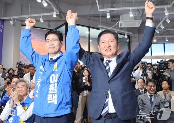 본문 이미지 - 지난 1일 전북 전주시 백제대로 인근에서 이원택 예비후보 선거사무소 개소식이 개최된 가운데 정청래 대표와 이원택 예비후보가 손을 맞잡고 지지자들에게 인사를 하고 있다.(이원택 예비후보 캠프 제공. 재판매 및 DB금지)/뉴스1