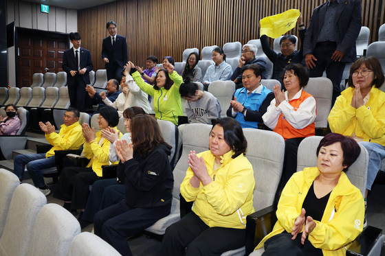 생명안전기본법안 통과 되자 기뻐하는 재난 참사 유가족들