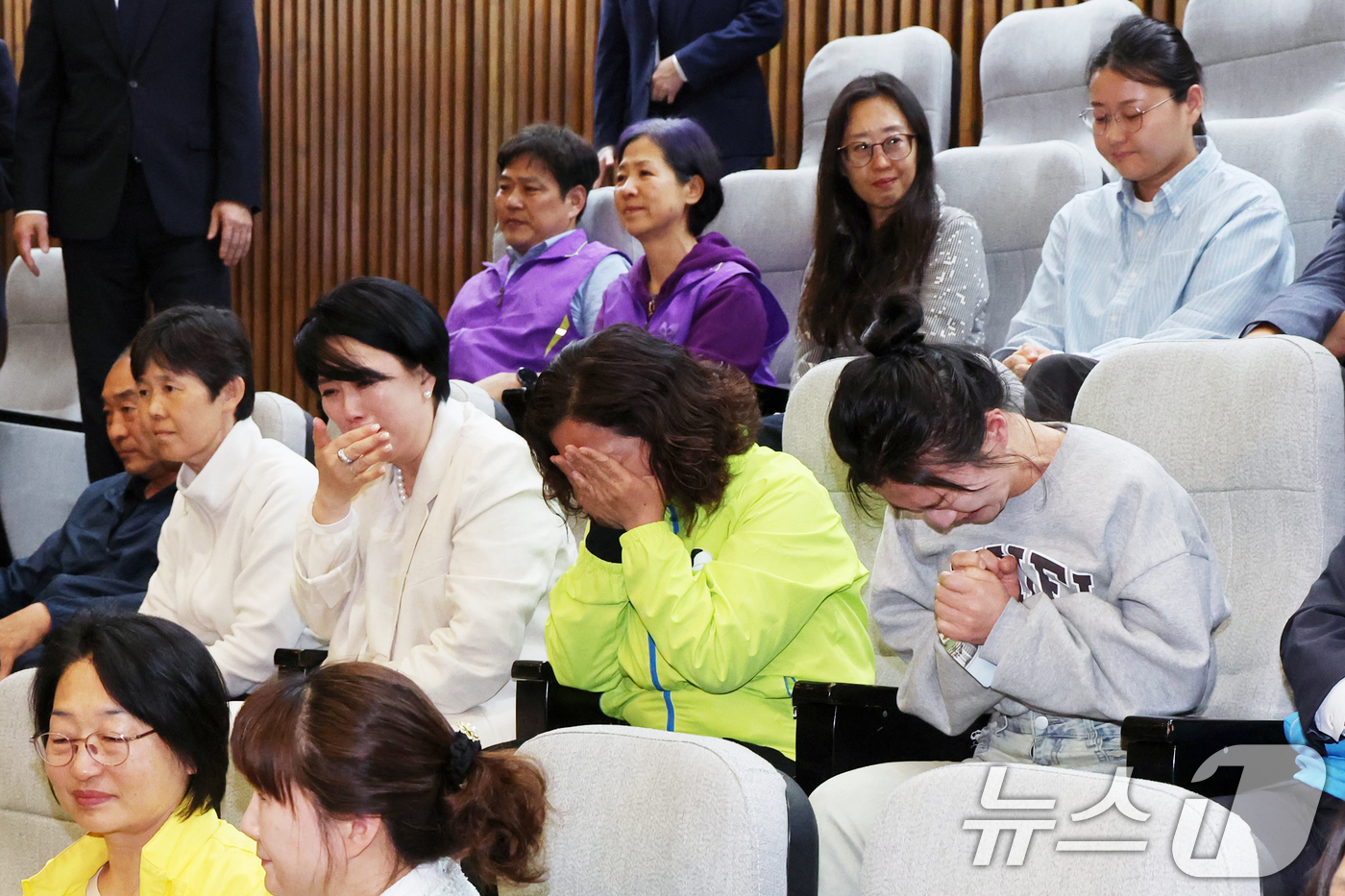 (서울=뉴스1) 황기선 기자 = 7일 오후 서울 여의도 국회에서 열린 제435회 국회(임시회) 제1차 본회의에서 생명안전기본법안이 통과 되자 재난 참사 유가족들이 기뻐하고 있다. …