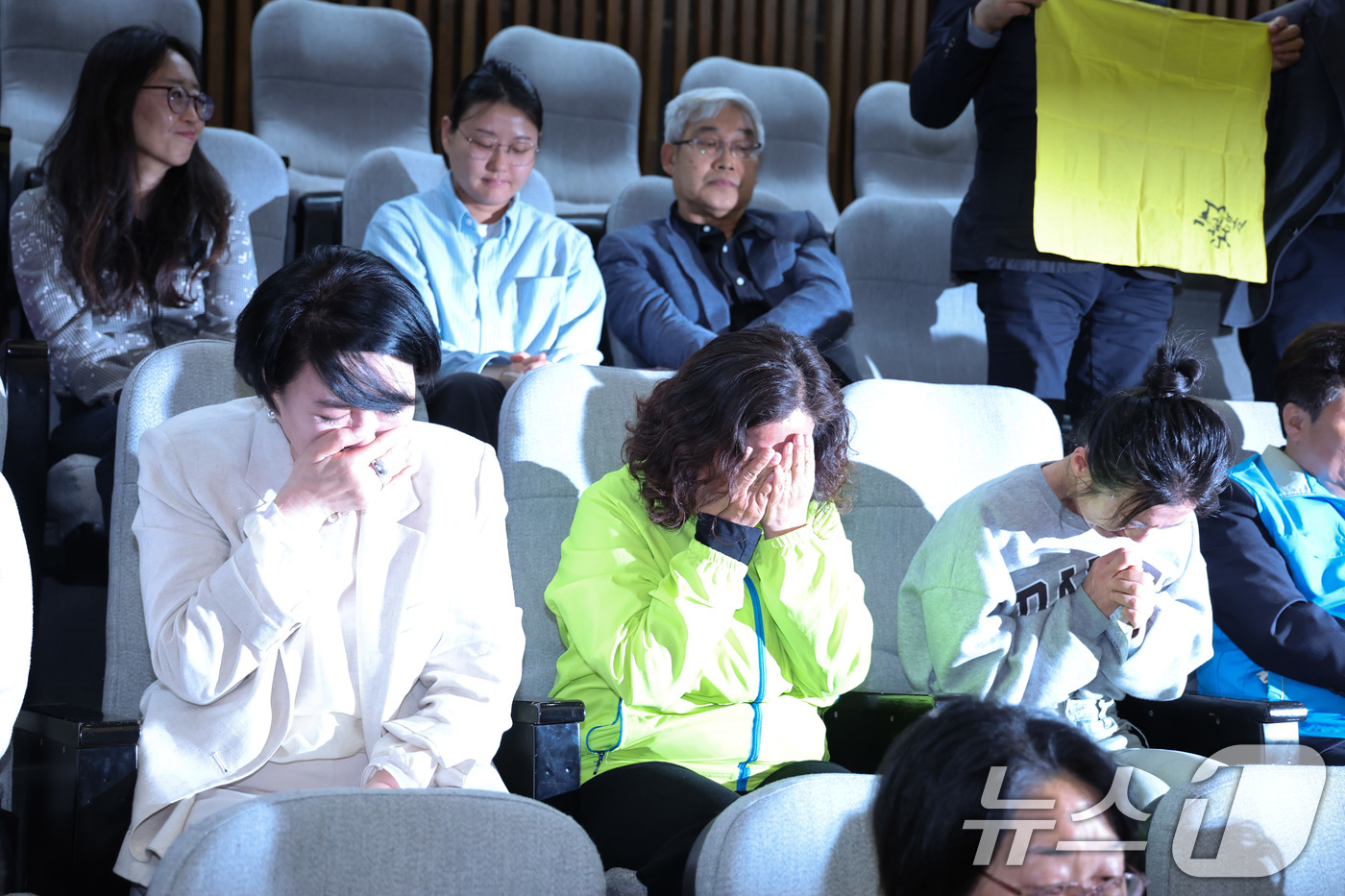 (서울=뉴스1) 신웅수 기자 = 7일 서울 여의도 국회에서 열린 제435회국회(임시회) 제1차 본회의에서 생명안전기본법안(수정, 박주민의원ㆍ한창민의원ㆍ용혜인의원 대표발의)이 가결되 …
