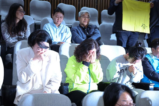 눈물 닦는 사회적 참사 유족들