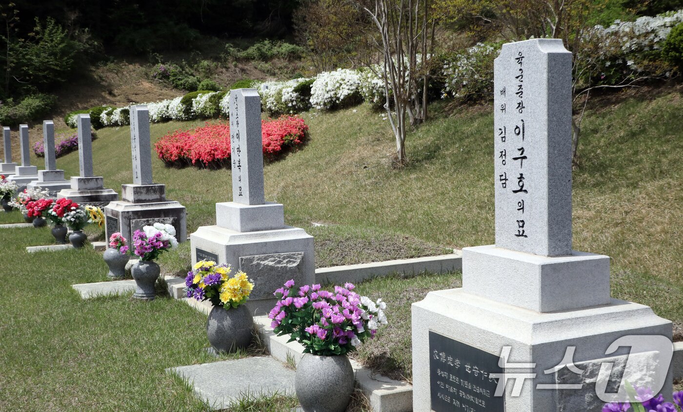 본문 이미지 - 대전현충원 장군1묘역 이구호 준장의 묘. 이구호 준장은 12·12와 5·18관련 수사 때 황영시 참모자장의 불법적인 지시를 폭로한 인물이다. 2026.5.7/뉴스 ⓒ 뉴스1 이수민 기자