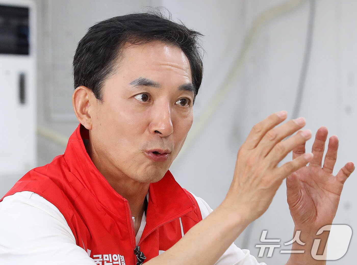 본문 이미지 - 부산 북구갑 국회의원 보궐선거에 출마한 박민식 국민의힘 후보가 지난 7일 부산 북구 선거사무소에서 뉴스1과 인터뷰를 하고 있다. ⓒ 뉴스1 윤일지 기자