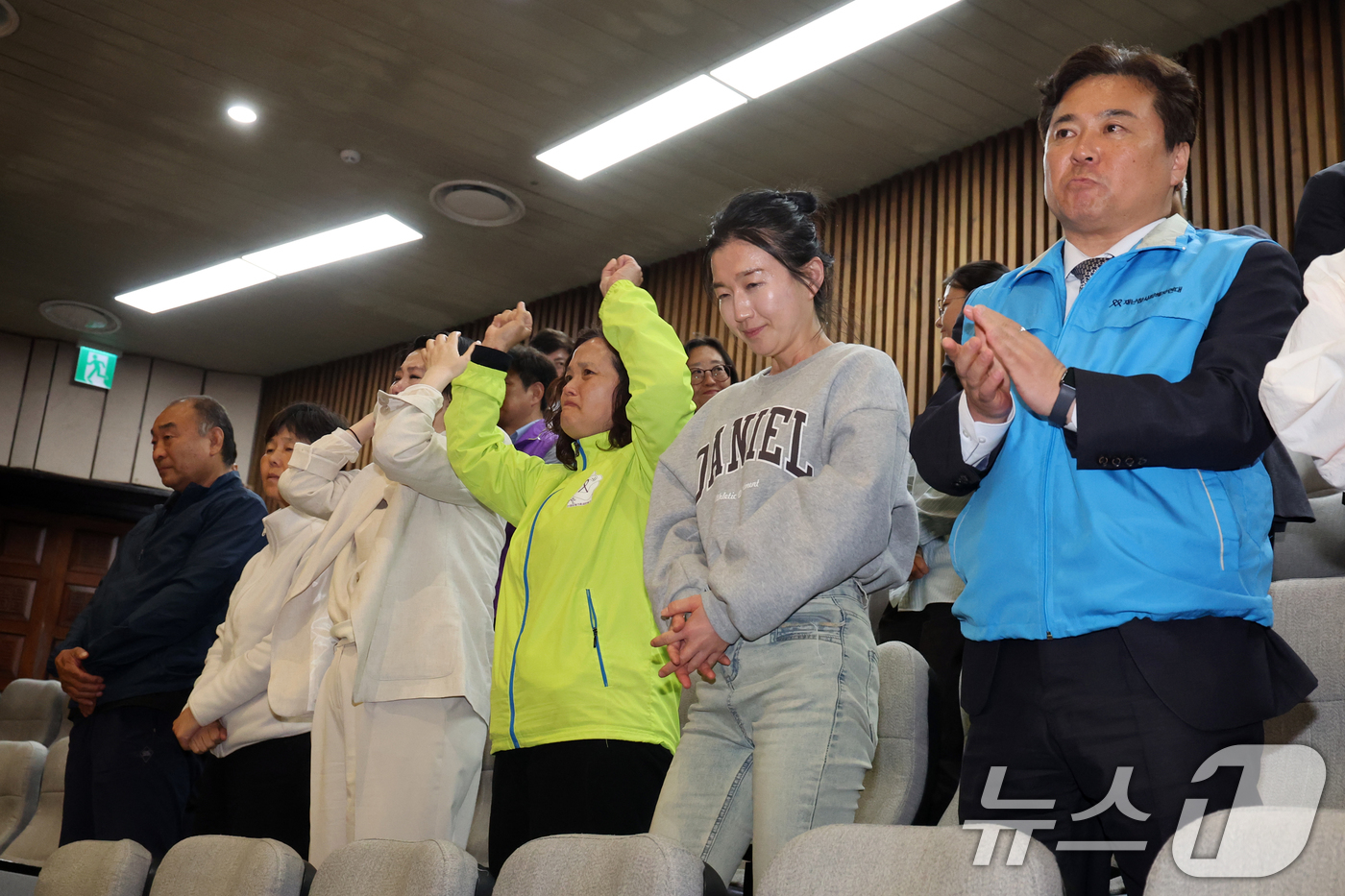 (서울=뉴스1) 황기선 기자 = 7일 오후 서울 여의도 국회에서 열린 제435회 국회(임시회) 제1차 본회의에서 생명안전기본법안이 통과 되자 재난 참사 유가족들이 기뻐하고 있다. …