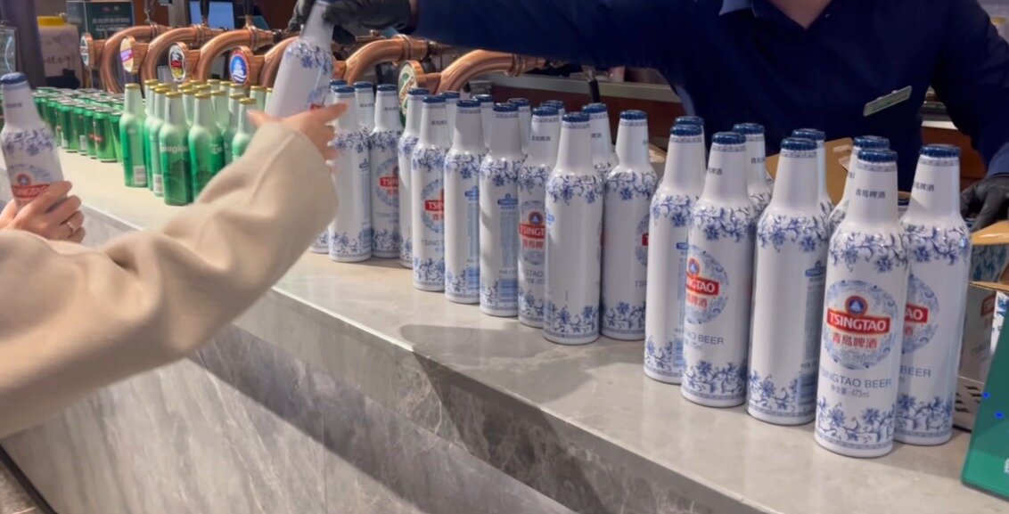 본문 이미지 -  칭따오 맥주박물관에서 방문객들에게 시음용 맥주를 제공하는 모습. ⓒ 뉴스1 배지윤 기자