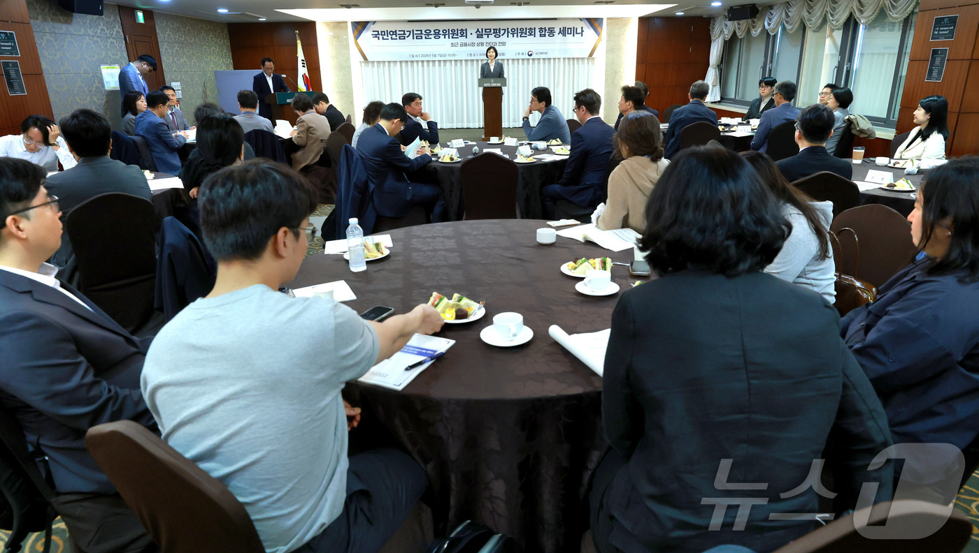(서울=뉴스1) = 이스란 보건복지부 1차관이 7일 서울 중구 코리아나호텔에서 열린 국민연금기금운용위원회·실무평가위원회 합동 세미나에서 인사말을 하고 있다. (보건복지부 제공. 재 …