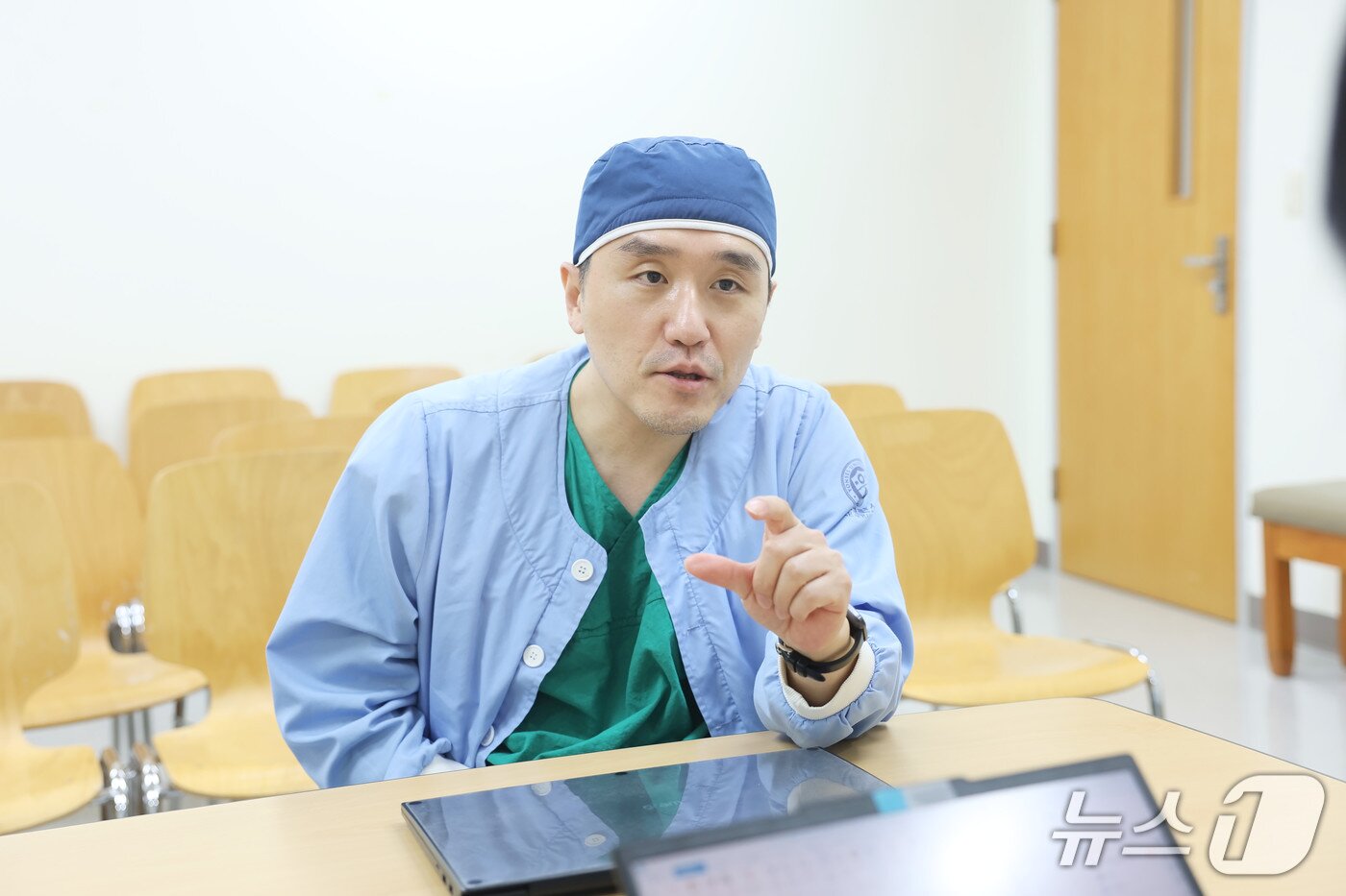 본문 이미지 - 함원식 세브란스병원 로봇내시경수술센터 소장이 4일 뉴스1과 인터뷰를 하고 있다. (세브란스병원 제공)
