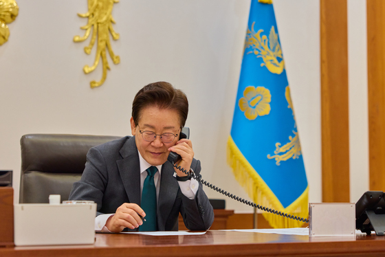 네덜란드 총리와 전화 통하하는 이재명 대통령