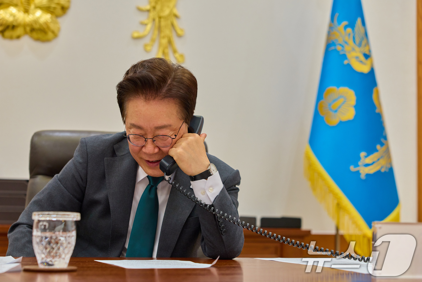 (서울=뉴스1) 이재명 기자 = 이재명 대통령이 7일 청와대에서 롭 예튼 네덜란드 총리와 전화 통화하고 있다. (청와대 제공. 재판매 및 DB 금지) 2026.5.7/뉴스1