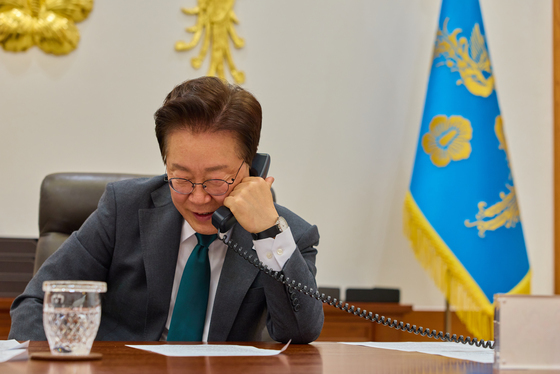 네덜란드 총리와 전화 통하하는 이재명 대통령