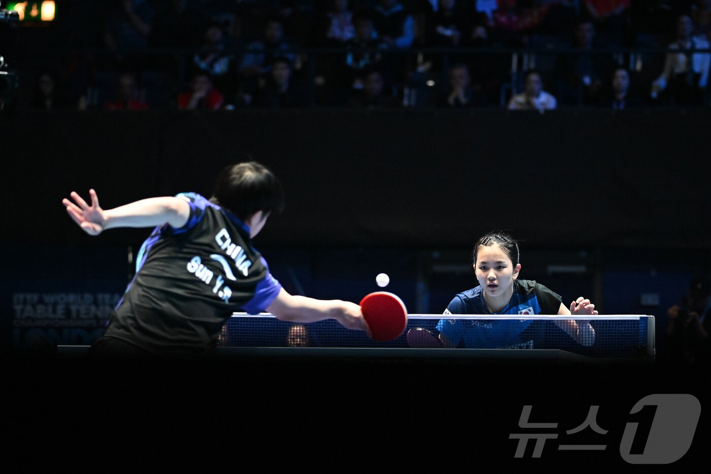 본문 이미지 - 김나영(오른쪽)은 7일 영국 런던에서 열린 2026 세계탁구선수권대회 단체전 여자부 8강 한국-중국전 2단식에서 세계 1위 쑨잉사에 2-3으로 석패했다. ⓒ 신화=뉴스1