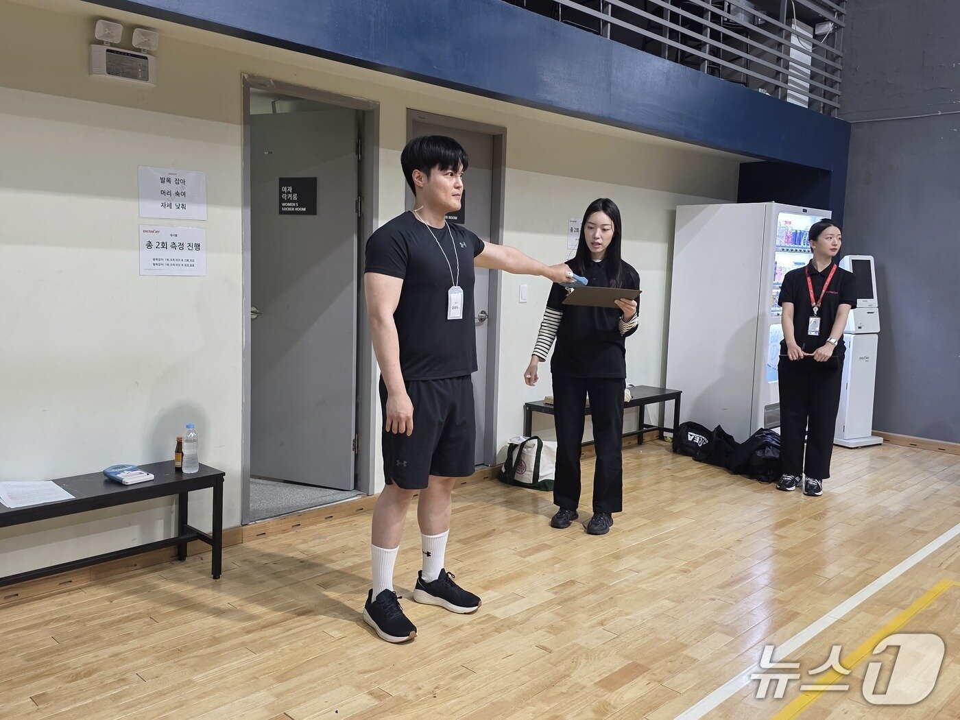 본문 이미지 - 7일 서울 강서구 소재 이스타항공 본사 인근 체육관에서 이스타항공 출입 기자들을 대상으로 진행된 객실 승무원 공채 모의시험에서 악력을 측정하고 있는 모습. 2026.5.7/뉴스1 김성식 기자