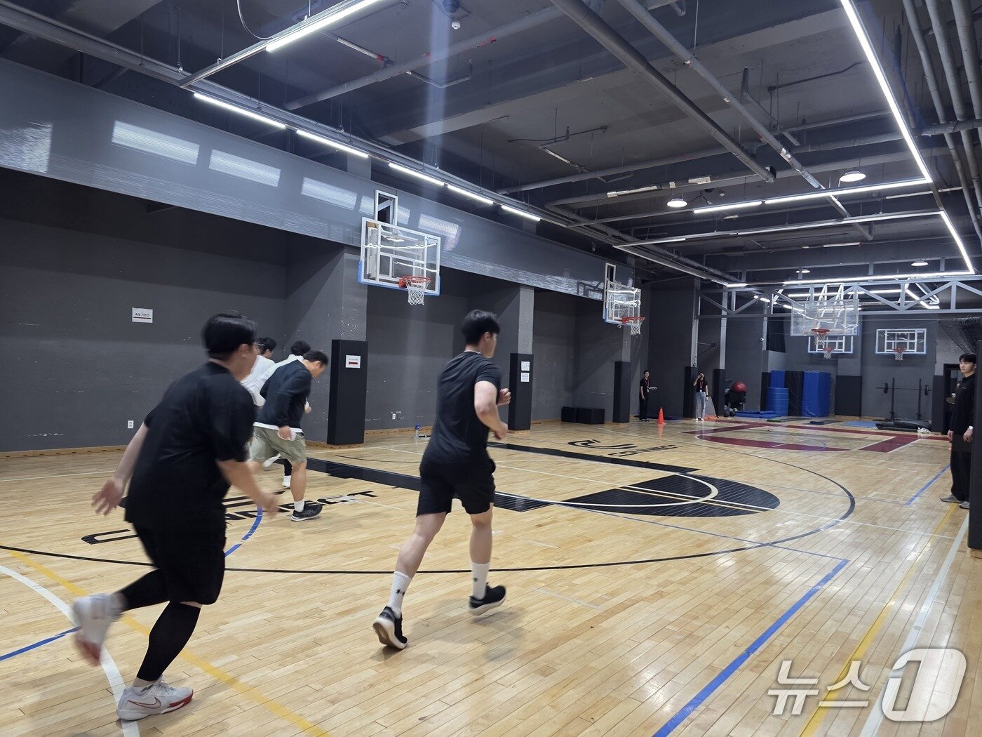 본문 이미지 - 7일 서울 강서구 소재 이스타항공 본사 인근 체육관에서 이스타항공 출입 기자들을 대상으로 진행된 객실 승무원 공채 모의시험에서 오래달리기를 측정하고 있는 모습. 2026.5.7/뉴스1 김성식 기자