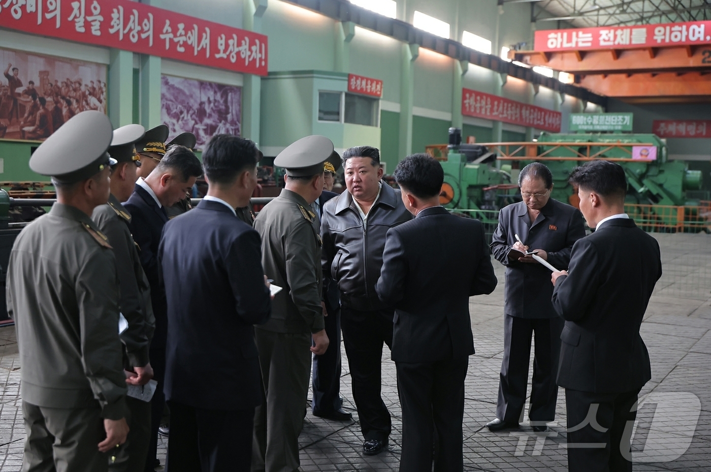 (평양 노동신문=뉴스1) = 북한 노동당 기관지 노동신문은 "김정은 동지께서 5월 6일 중요군수 공업 기업소를 방문하고 상반년도 주요 무기전투기술기재 생산실태를 료해(파악)했다"고 …