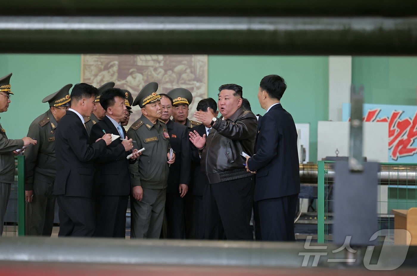 (평양 노동신문=뉴스1) = 북한 노동당 기관지 노동신문은 "김정은 동지께서 5월 6일 중요군수 공업 기업소를 방문하고 상반년도 주요 무기전투기술기재 생산실태를 료해(파악)했다"고 …