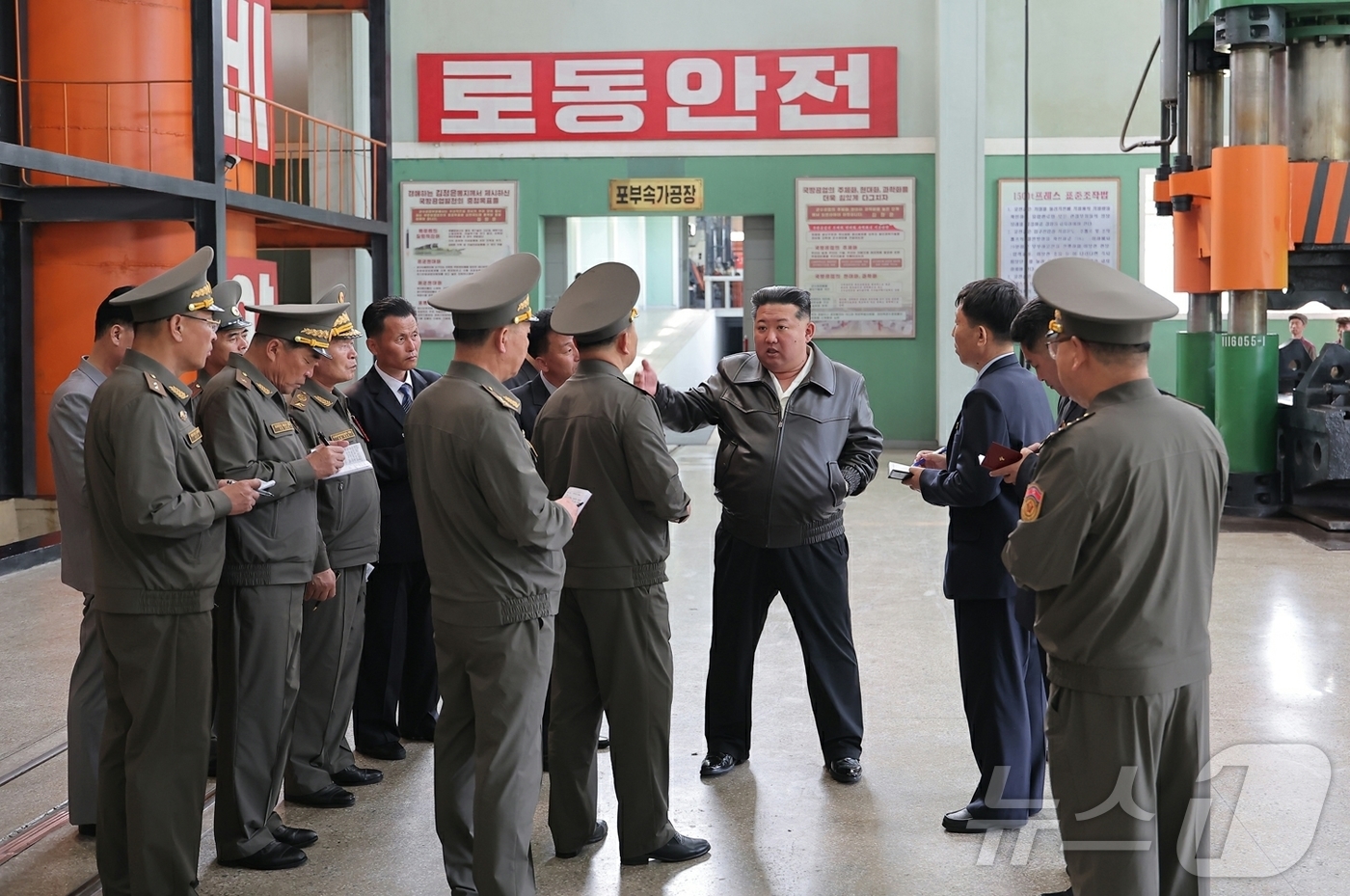 (평양 노동신문=뉴스1) = 북한 노동당 기관지 노동신문은 "김정은 동지께서 5월 6일 중요군수 공업 기업소를 방문하고 상반년도 주요 무기전투기술기재 생산실태를 료해(파악)했다"고 …