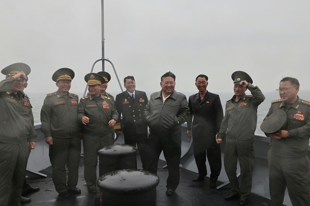 김정은, 주애와 '짬밥' 먹으며 최신형 구축함 기동 능력 점검(종합)
