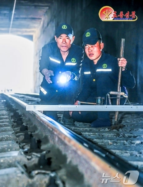 (평양 노동신문=뉴스1) = 북한 노동당 기관지 노동신문은 8일 평양철길대 직원들이 "누가 보건 말건 나라의 동맥을 굳건히 지켜간다"고 선전했다. [국내에서만 사용가능. 재배포 금 …