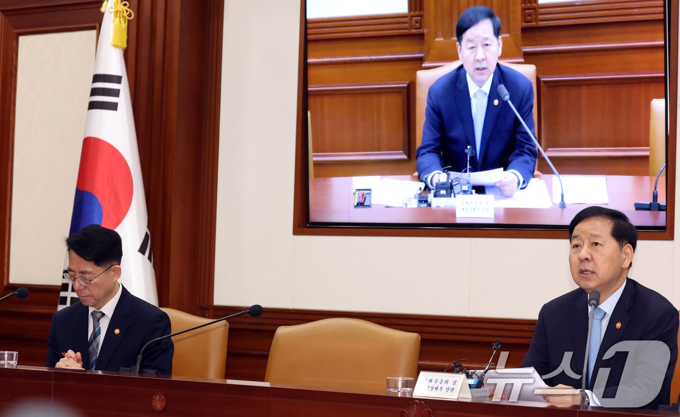 (서울=뉴스1) 김명섭 기자 = 구윤철 경제부총리 겸 재정경제부 장관이 8일 오전 서울 종로구 세종대로 정부서울청사에서 열린 비상경제본부회의 겸 경제·부동산관계장관회의에서 모두 발 …