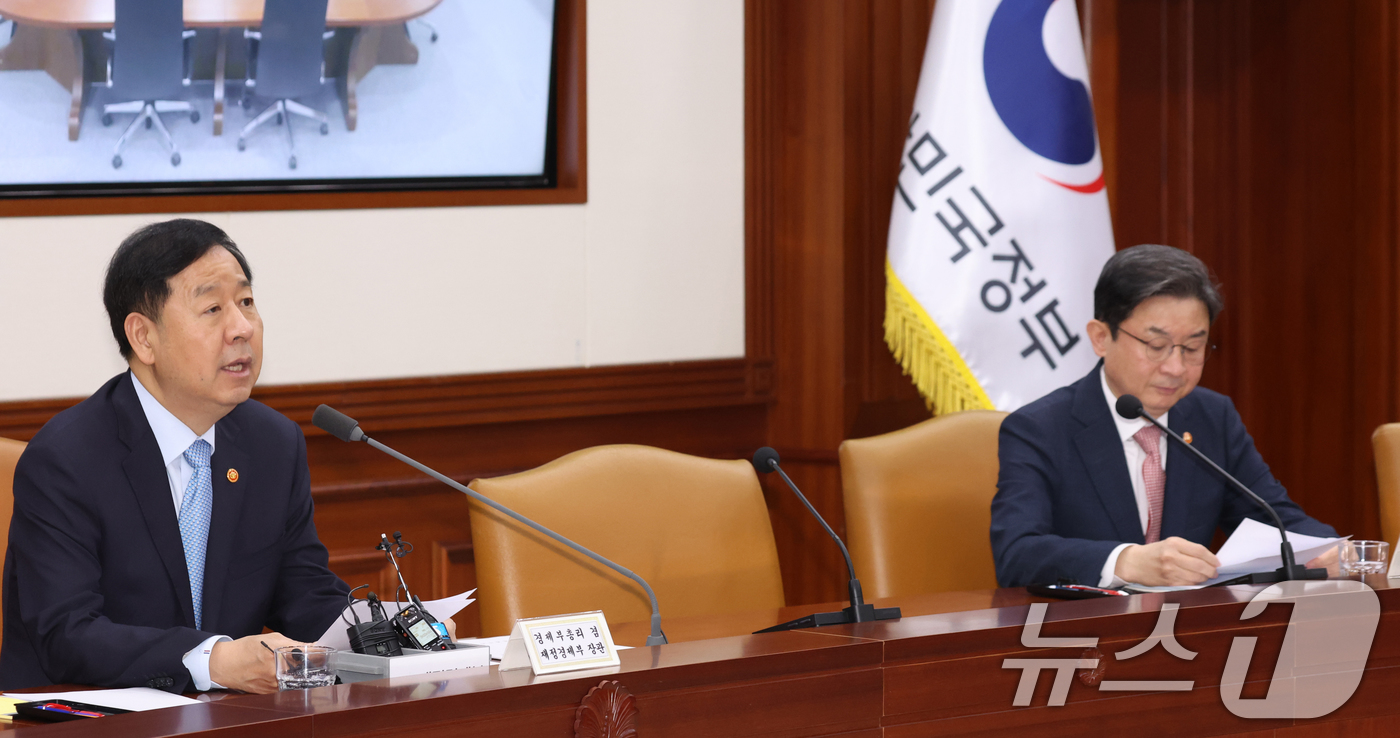 (서울=뉴스1) 김명섭 기자 = 구윤철 경제부총리 겸 재정경제부 장관이 8일 오전 서울 종로구 세종대로 정부서울청사에서 열린 비상경제본부회의 겸 경제·부동산관계장관회의에서 모두 발 …