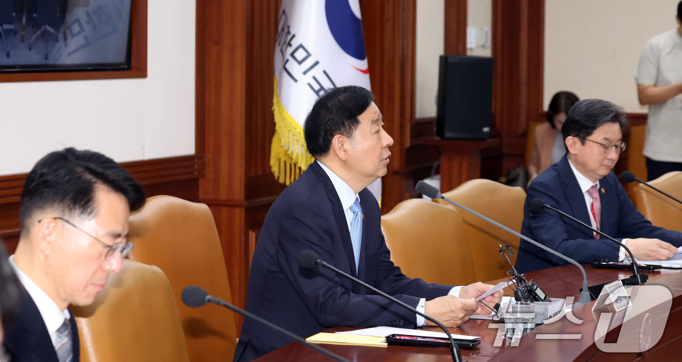 (서울=뉴스1) 김명섭 기자 = 구윤철 경제부총리 겸 재정경제부 장관이 8일 오전 서울 종로구 세종대로 정부서울청사에서 열린 비상경제본부회의 겸 경제·부동산관계장관회의에서 모두 발 …