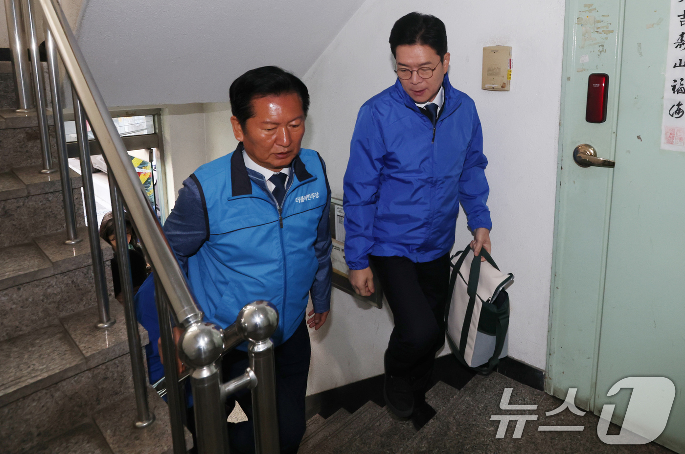 (서울=뉴스1) 유승관 기자 = 정청래 더불어민주당 대표가 8일 서울 송파구에서 6.3 지방선거 정원오 서울시장 후보와 우유배달 봉사활동을 하고 있다. (공동취재) 2026.5.8 …