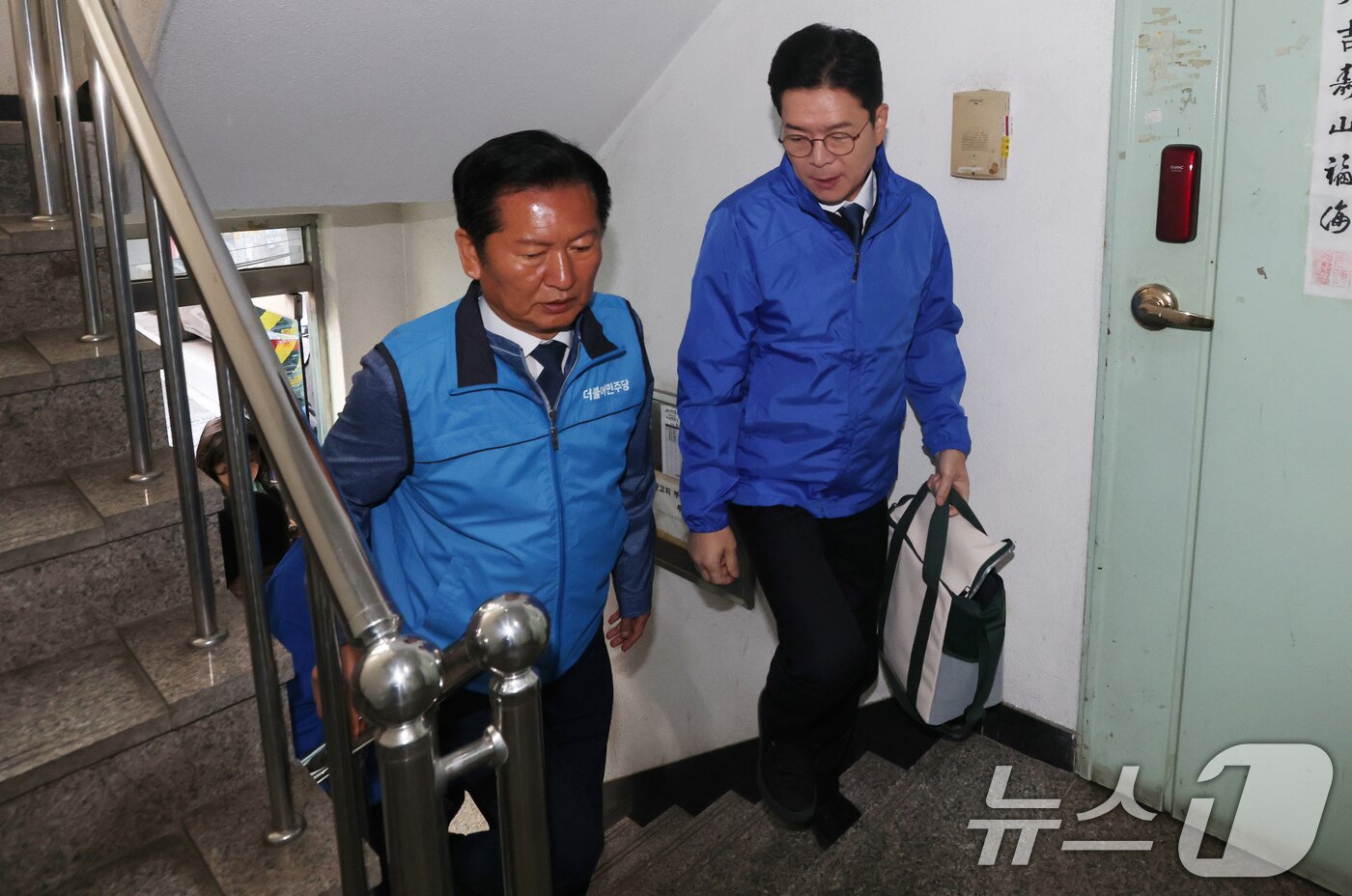 본문 이미지 - 정청래 더불어민주당 대표가 8일 서울 송파구에서 6.3 지방선거 정원오 서울시장 후보와 우유배달 봉사활동을 하고 있다. (공동취재) 2026.5.8 ⓒ 뉴스1 유승관 기자