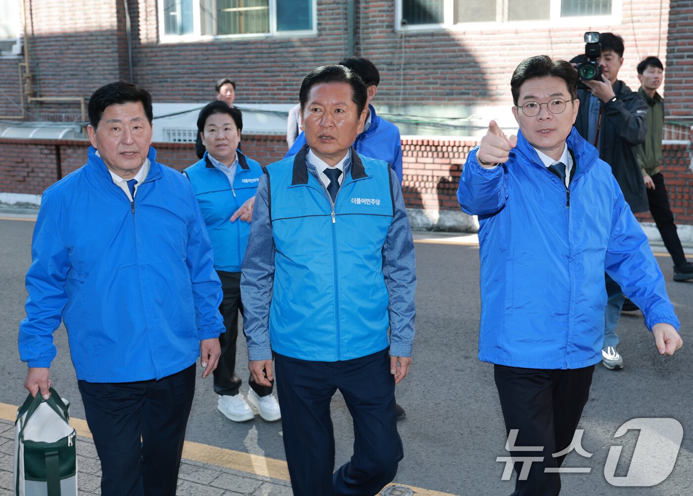 본문 이미지 - 정청래 더불어민주당 대표가 8일 서울 송파구 거리에서 6.3 지방선거 정원오 서울시장 후보(오른쪽), 조재희 서울 송파구청장 후보와 우유배달 봉사활동을 하고 있다. (공동취재) 2026.5.8 ⓒ 뉴스1 유승관 기자