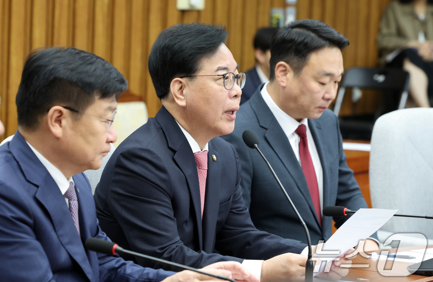 (서울=뉴스1) 황기선 기자 = 송언석 국민의힘 원내대표가 8일 오전 서울 여의도 국회에서 열린 원내대책회의에서 모두발언을 하고 있다. 2026.5.8/뉴스1